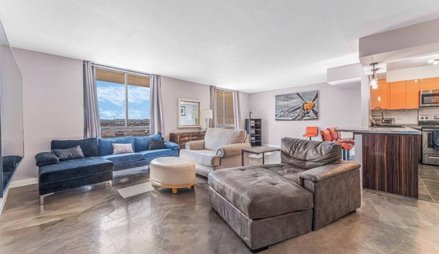nLuxury 2BR Vegas Condo Near Sphere & Strip Pool/Hot Tub + 90 TV