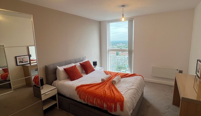 nLuxury, Centrally Located 2 Bedroom Duplex Apt with Skyline View Balcony