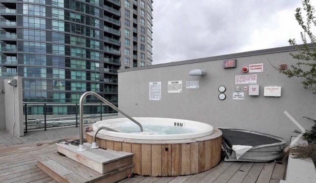 nLuxury Condo with CN tower views,Indoor Pool, Free Parking, accomodates 4