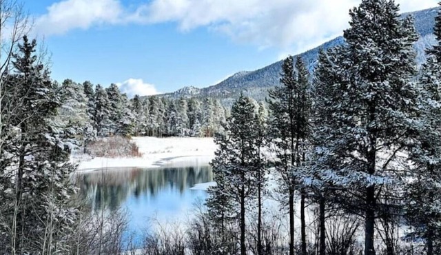 nLuxury Lakefront Container Home - Sauna, Fishing, Kayaks & Mountain Views