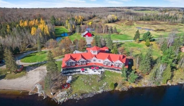 nLuxury Lakefront Estate - Sleeps 24 - Near Muskoka