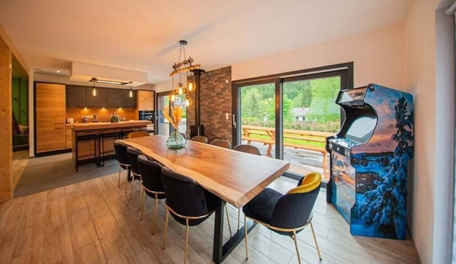 nMaéva's Chalet: Jacuzzi and Terrace.