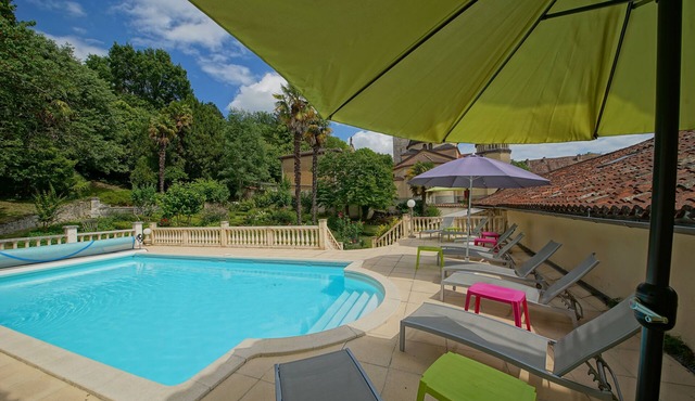 No 1 Place Jules Brunet I Private estate in the centre of a french market town