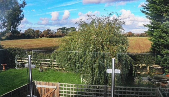 NO 1 THE CRICKETS, pet friendly, with a garden in Bognor Regis