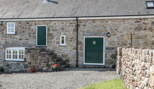NO 1 THE GRANARY, pet friendly, with open fire in Llannerch-Y-Medd
