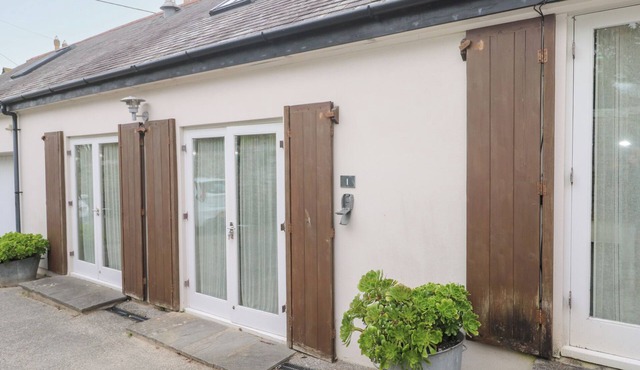 NO 1 THE HINGES, pet friendly, country holiday cottage in Crantock