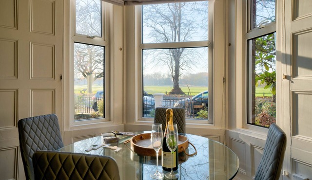 No. 1 The Manse - 2 bedroom apartment overlooking Knutsford's Heath