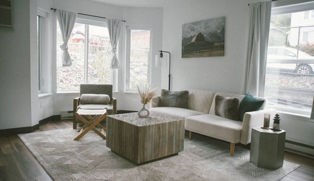 No. 108 Monthly Luxe Apartment Near Downtown