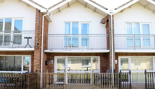 NO. 108 WATERSIDE, pet friendly, country holiday cottage in Corton