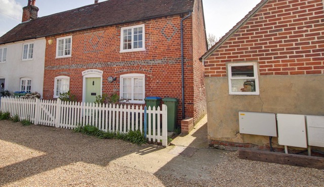 NO.2 BAYTREE COTTAGE, family friendly in Swanwick, Hampshire