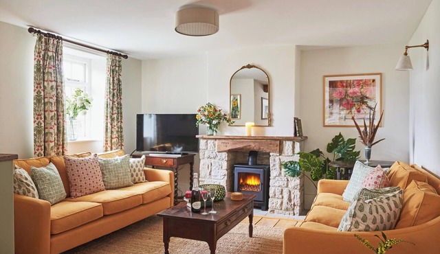 No.2 Coastguards, Seaside Cottage Steps from Iconic Lulworth Cove.