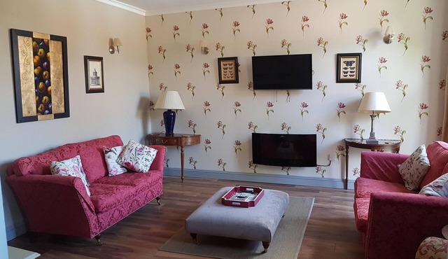 No.2 Meynell Mews king/twin room