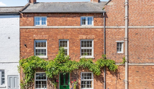 NO 2 QUEEN STREET, family friendly, with open fire in Uppingham