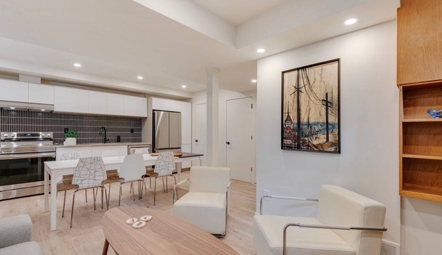 No. 2 Rosetree Suites - Stylish 3BR Home w/Perfect Quiet Calgary Location