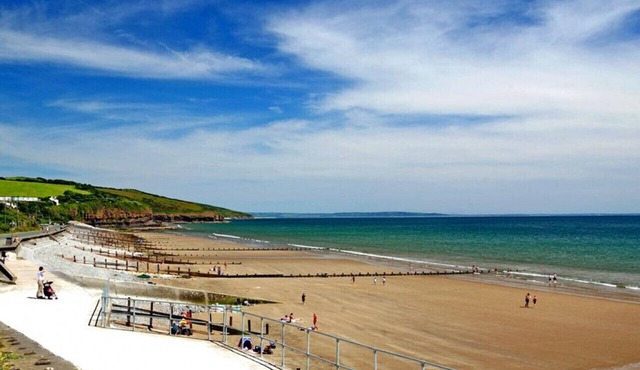 No 2 Sea View - Four Bedroom House, Sleeps 8