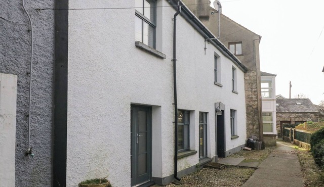 NO.2 THE FLAGS, pet friendly, character holiday cottage in Cartmel
