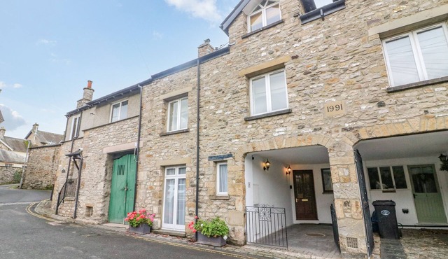 NO. 2 THE MEWS, pet friendly in Kirkby Lonsdale