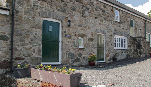 NO 2 THE STABLES, pet friendly, with open fire in Llannerch-Y-Medd
