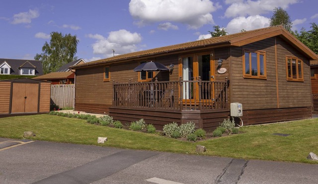 NO 22 CHERRY BLOSSOM, pet friendly, with hot tub in Wilberfoss