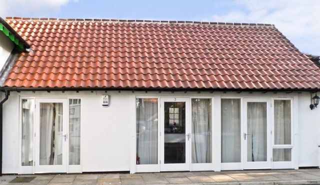 NO. 3 LOW HALL COTTAGES, pet friendly, with a garden in Scalby