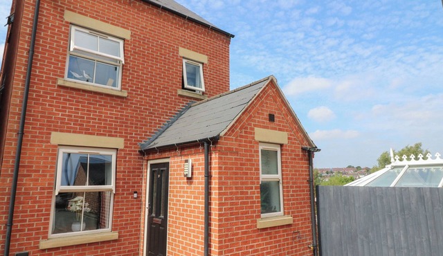 NO 39, pet friendly, with a garden in Ashbourne