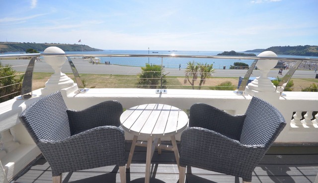 No 4 1 Elliot Terrace Luxury large designer apartment with stunning sea views over Hoe and Plymouth