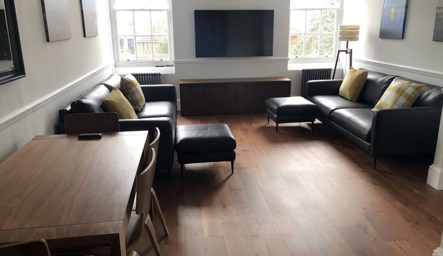 No 4 Stylish Contemporary Seaside Apartment