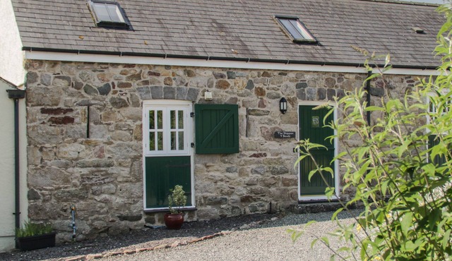 NO 4 THE SHIPPON, pet friendly, with open fire in Llannerch-Y-Medd