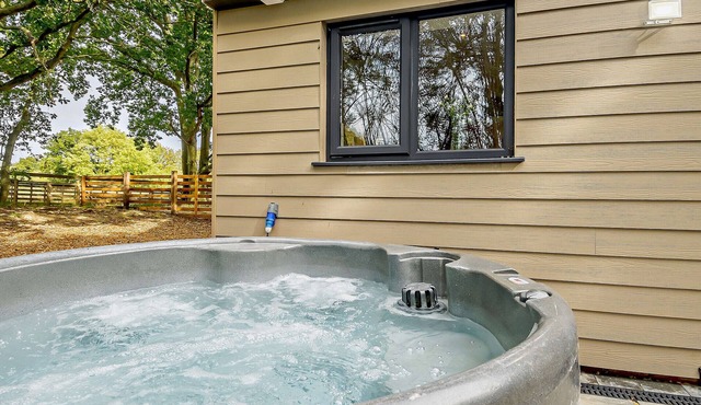 No.5 Hedgehog Den - Two Bedroom House, Sleeps 4