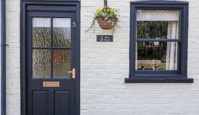 NO. 5 MAIN STREET, romantic, character holiday cottage in Hornsea