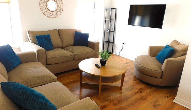 No 5 - Modern 2 bedroom Apartment in Lanark Town Centre