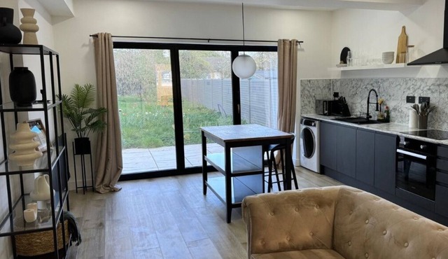 No 6 - 1 Bed Flat - Lux Living - Free Parking