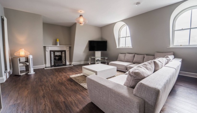 No 7 Captain Scott Apartment 1, Elliot Terrace - two bedroom large apartment unrivalled location in