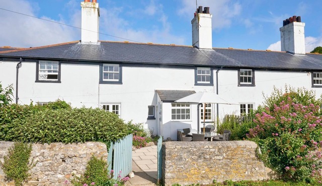 No.7 Coastguard, Traditional Seaside Cottage Near Picturesque Lulworth Cove.