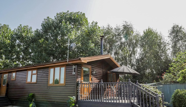 NO. 77- HONEY BEE LODGE, pet friendly, with hot tub in Wilberfoss