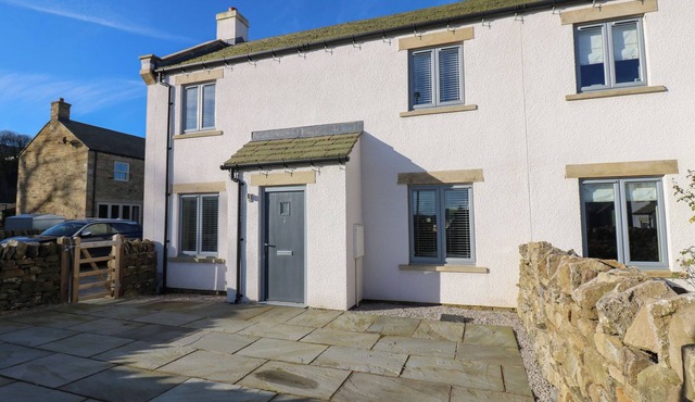 NO.8 CAIRN COTTAGE, pet friendly, with a garden in West Witton