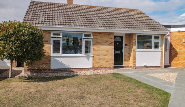 NO 8, pet friendly, character holiday cottage in Burnham-On-Sea