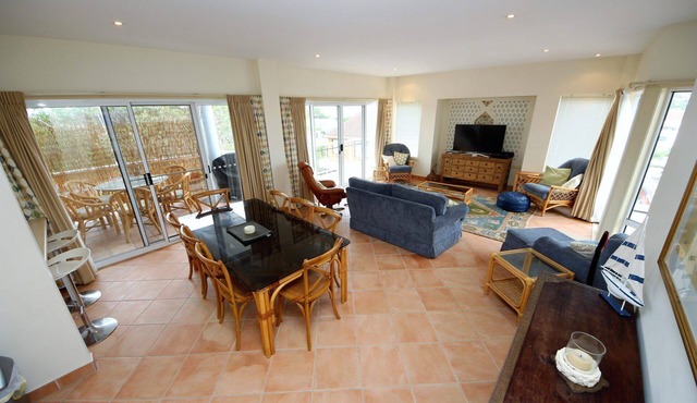 No better position - this air conditioned Penthouse apartment is located.