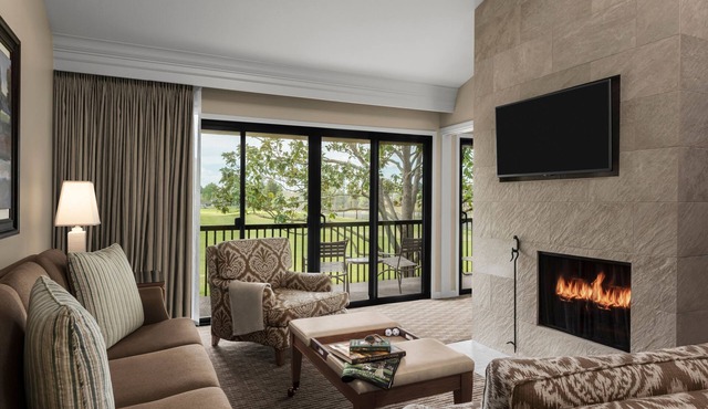 No Boring Days! 4 Spacious Suites Close to Black Stallion Winery, Onsite Golf!