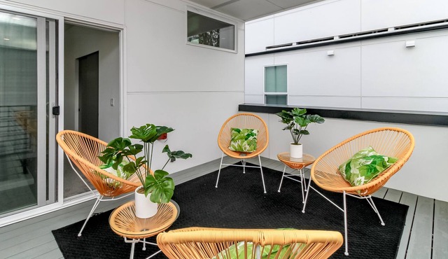 *NO CHORES* Centrally Located Modern Home