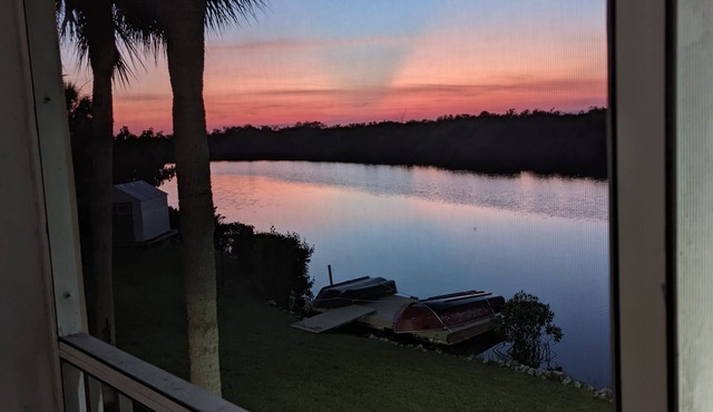 NO CHORES! Waterfront .Minutes to world class beaches Marco/Naples