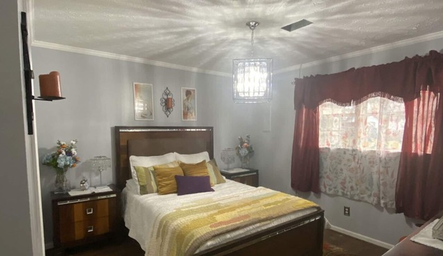 *no cleaning fee* Beautiful 2 bedroom, right in heart of town!