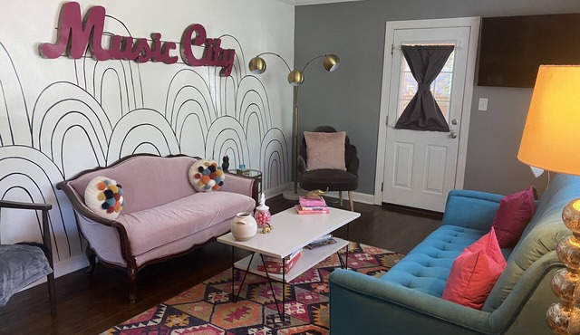 NO CLEANING FEE! Boro Babe Cave.Eclectic Vibes + Modern Amenities