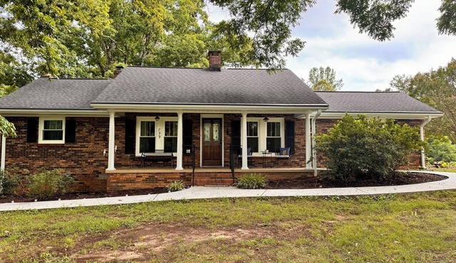 NO CLEANING FEE Century farmhouse on Lake Keowee near Clemson