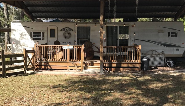No Cleaning Fee! Cozy 1-bedroom travel camper 5 min. walk to Suwannee river