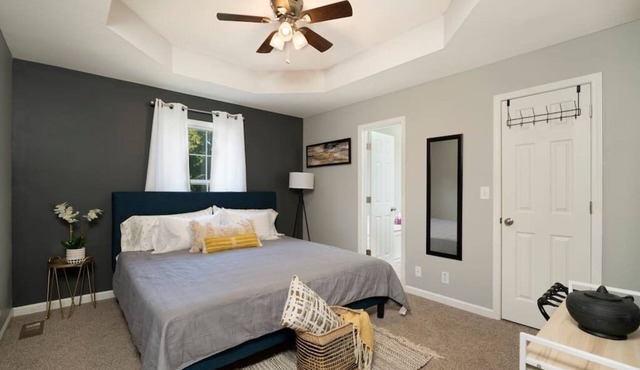 NO CLEANING FEE Jet Tub + 4 Bed/2 Bath w/Fenced Back Yard/Pet Friendly