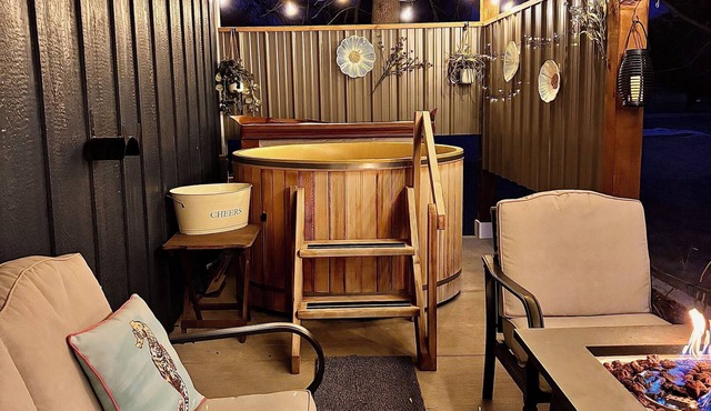 No Cleaning Fee. King Bed. Cedar soaking Hot Tub, 5min walk to Beach