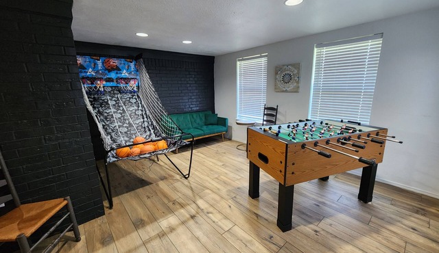 NO Cleaning Fee - Spacious House close to lake and parks! Sleeps 10