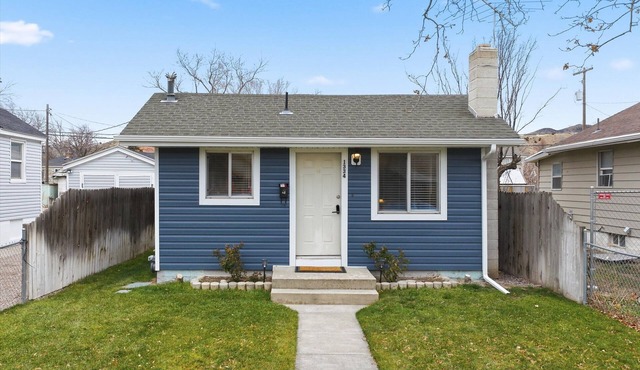 NO cleaning fees! Fully renovated and stocked! Pets allowed!