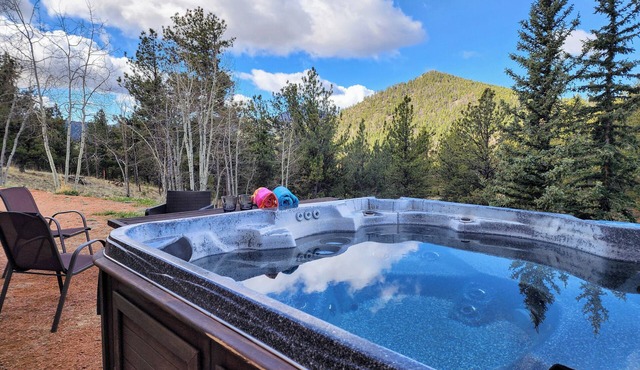 No Cleaning Fees, Spacious & Secluded Mountain Home, Pikes Peak Views, Hot Tub!